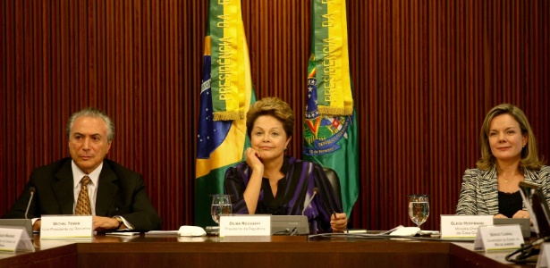 24.jun.2013 - A presidente Dilma Rousseff comanda reunião com prefeitos e governadores das 27 unidades federativas, nesta segunda-feira (24), no Palácio do Planalto, em Brasília