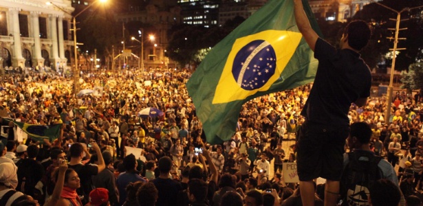 Manifestantes se reúnem no Rio de Janeiro contra a PEC 37 e por outras reivindicações 