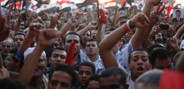 Manifestantes contrários ao presidente egípcio, Mohamed Mursi, protestam na praça Tahrir, no Cairo