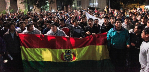 Cerca de 500 bolivianos protestam e pedem paz na frente do Consulado Geral da Bolívia no Brasil