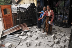 Moradores deixam suas casas para ver estragos de forte terremoto na Indonésia