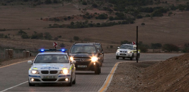 Polícia e carro funerário chegam à propriedade de neto de Mandela na quarta-feira; briga familiar está na Justiça