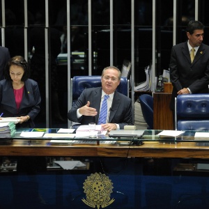 O presidente do Senado, Renan Calheiros (PMDB-AL), conduz a sessão desta terça-feira (9)