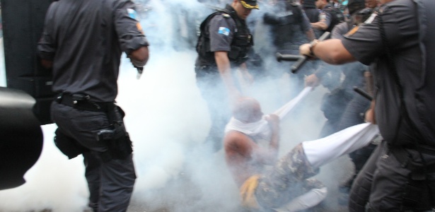 11jul2013---policiais-utilizam-spray-de-pimenta-para-conter-manifestantes-durante-confronto-pelo-menos-2000-pessoas-participam-de-protesto-organizado-por-centrais-sindicais-no-centro-do-rio-de-1373574534253_615x300.jpg