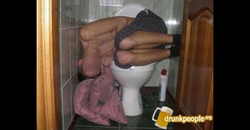 http://imguol.com/c/noticias/2013/07/11/sites-reunem-flagras-de-bebedeiras-dignas-de-se-sentir-vergonha-alheia-1373565385405_956x500.jpg