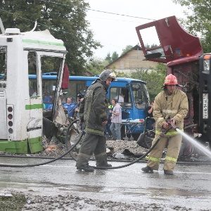 Ao menos 18 pessoas morreram neste sábado (13) devido à colisão entre um caminhão e um ônibus de passageiros em uma estrada no sudeste de Moscou, na Rússia