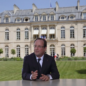 O presidente francês, François Hollande, explica que o "enxugamento" é necessário e imediato