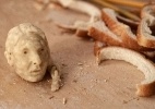 Escultora usa pão para fazer miniatura de rostos de pessoas famosas   (Foto: Milena Korolczuk/Divulgação)