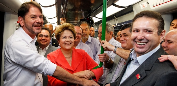 A presidente Dilma Rousseff anda de metrô durante a inauguração das estações Chico da Silva e José de Alencar da linha sul do metrô de Fortaleza, nesta quinta-feira