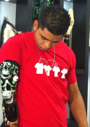 David Santos Souza, 21, recebeu hoje a prótese com tatuagens de caveiras em Sorocaba (SP)