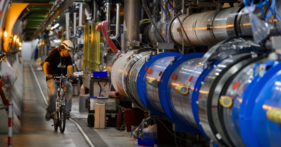 19jul2013---funcionario-pedala-dentro-do-tunel-do-centro-europeu-de-fisica-de-particulas-cern-na-sigla-em-frances-durante-manutencao-do-grande-colisor-de-hadrons-lhc-na-sigla-em-ingles-o-maior-1374254051964_956x500.jpg