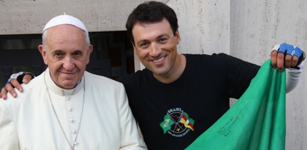 Após enviar 15 cartas, ciclista brasileiro é recebido por papa Francisco no Vaticano