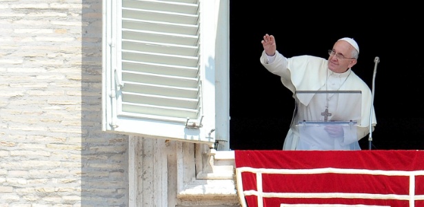 Papa Francisco abençoa fiéis na praça São Pedro, no Vaticano, durante a oração do Angelus