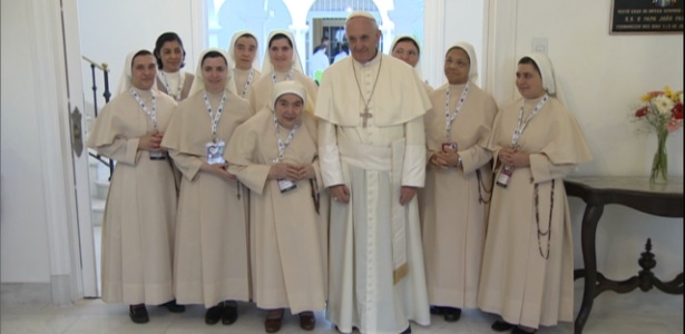 O papa Francisco posa para foto ao lado de freiras na manhã desta terça