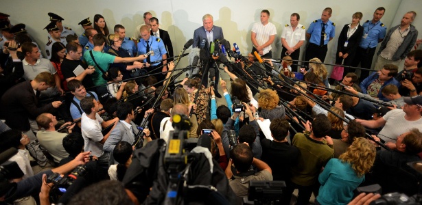  O advogado Anatoly Kucherena (centro) conversa com jornalistas no aeroporto de Moscou