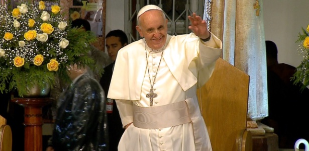 Papa Francisco acena para peregrinos durante cerimônia no Hospital São Francisco de Assis, de tratamento para dependentes químicos 