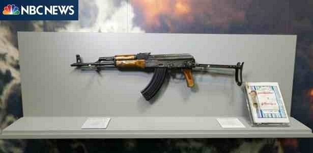 Rifle AK-47 que teria sido usado por Osama bin Laden no dia da sua morte, em maio de 2011, no Paquistão