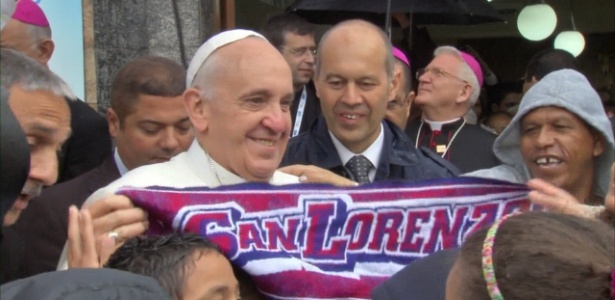 Papa exibe faixa do San Lorenzo, seu time de futebol de coração