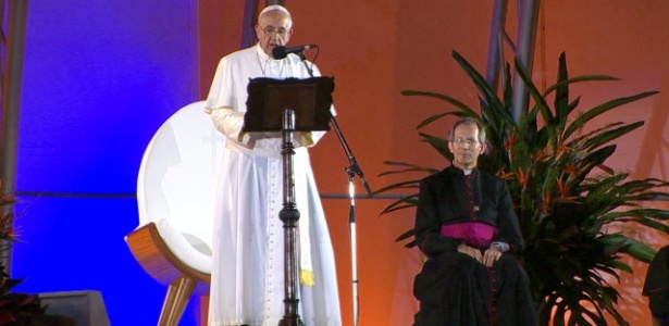 Papa Francisco fala ao público em palco de Copacabana durante a Cerimônia de Acolhida aos jovens