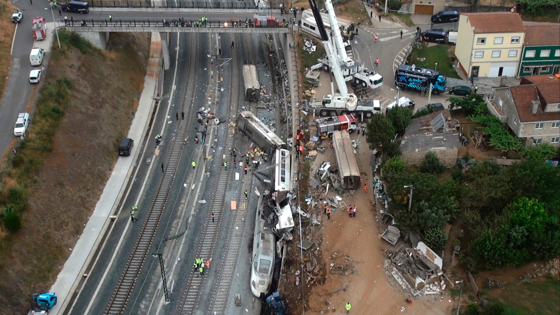 vista-aerea-do-acidente-de-trem-proximo-a-santiago-de-compostela-noroeste-da-espanha-nesta-imagem-capturada-de-um-video-1374864740501_1920x1080.jpg
