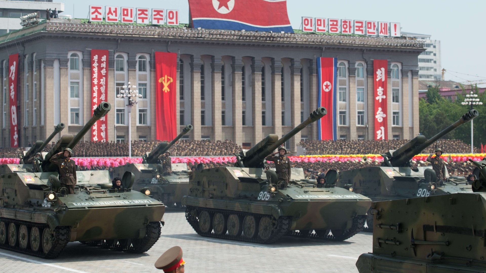 27jul2013---tanques-norte-coreanos-participam-do-tradicional-desfile-de-aniversario-do-fim-da-guerra-das-coreias-1950-53-na-praca-kim-il-sung-em-pyongyang-coreia-do-norte-1374913624708_1920x1080.jpg