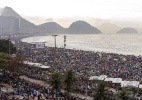 Fiéis aguardam chegada do papa à praia de Copacabana, no Rio de Janeiro, onde o pontífice celebrará a missa de encerramento da Jornada Mundial da Juventude. - Sebastião Moreira/EFE