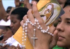 Fiéis rezam durante missa de encerramento da JMJ, celebrada pelo papa Francisco, na praia de Copacabana, no Rio de Janeiro.  - Reprodução