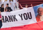 Grupo de poloneses usam faixa com a frase "obrigado" e foto do ex-papa João Paulo 2] durante comemoração do anúncio do papa Francisco de que a próxima Jornada Mundial da Juventude será em Cracóvia, na Polônia, em 2016 - Victor R. Caivano/Reuters