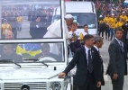 Papa Francisco beija criança em seu papamóvel a caminho de Copacabana, no Rio de Janeiro, onde celebrará a missa de encerramento da JMJ (Jornada Mundial da Juventude) - Reprodução