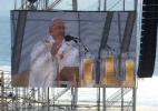 Milhares de fiéis acompanharam, em telões, o papa Francisco celebrar a missa de encerramento da Jornada Mundial da Juventude, na praia de Copacabana, no Rio de Janeiro. - Nelson Almeida/AFP