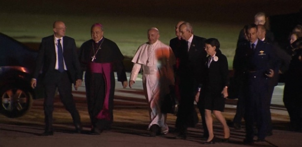 Francisco é recepcionado por autoridades na chegada ao aeroporto do Galeão, de onde seguiu para Roma