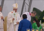 Papa Francisco entregou cruz da JMJ no fim da missa de encerramento da jornada, na praia de Copacabana, no Rio de Janeiro - Reprodução
