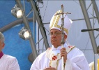 Papa Francisco sobe ao palco em Copacabana, no Rio de Janeiro, para missa de encerramento da Jornada Mundial da Juventude. - Reprodução