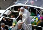 Papa Francisco toma chimarrão oferecido por um fiel em seu papamóvel ao chegar à praia de Copacabana, no Rio de Janeiro, onde celebrará a missa de encerramento da JMJ. - Reprodução