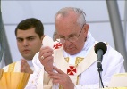 Papa segura hóstia durante missa de encerramento da JMJ, na praia de Copacabana, no Rio de Janeiro - Reprodução