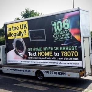 Van da campanha "vão pra casa", do governo britânico, apelidada nas redes sociais de "van racista", circula por Londres