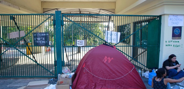 3.ago.2013 - Manifestantes estão acampados desde a manhã deste sábado em frente ao Palácio dos Bandeirantes, sede do governo paulista, na zona sul de São Paulo