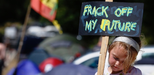 Uma jovem manifestante protesta contra o 'fracking' no sul da Inglaterra