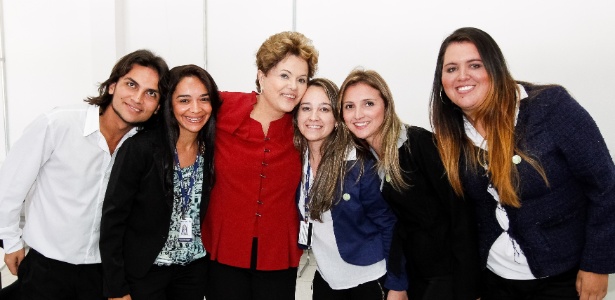 7.ago.2013 - A presidente Dilma Rousseff tira foto com alunos da Universidade Federal de Alfenas (Unifal) 