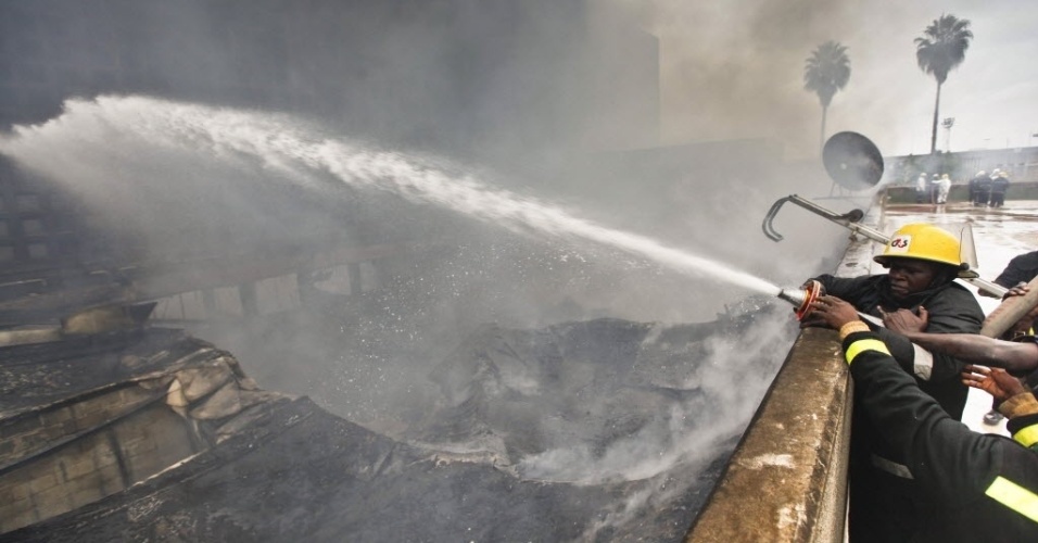  - 7ago2013---equipes-de-bombeiros-trabalham-para-conter-chamas-de-incendio-no-aeroporto-internacional-jomo-kenyatta-em-nairobi-no-quenia-o-fogo-provocou-o-fechamento-do-aeroporto-que-possui-o-maior-1375886721190_956x500