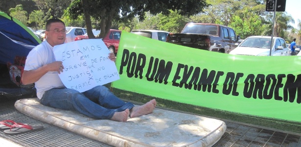 Antônio Gilberto da Silva, 47, faz greve de fome em frente à OAB em Brasília 