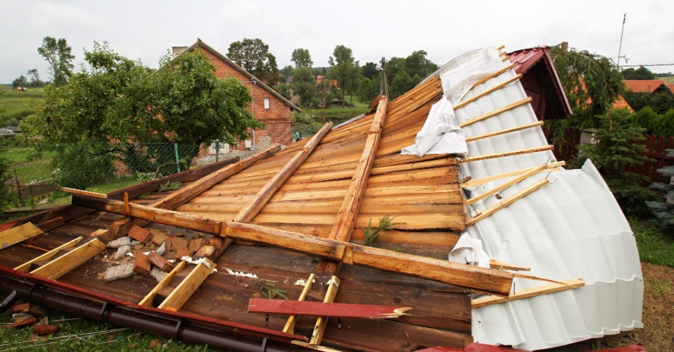  - 9ago2013---telhado-de-uma-casa-foi-arrancado-durante-forte-tempestade-no-povoado-de-wegajty-no-noroeste-da-polonia-na-madrugada-desta-sexta-feira-9-1376051988389_956x500