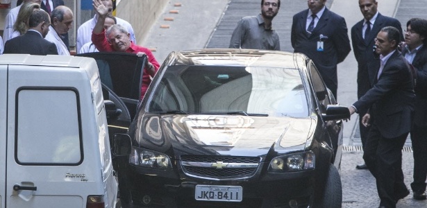 Lula acena ao sair do Hospital Sírio-Libanês após bateria de exames neste sábado (10)