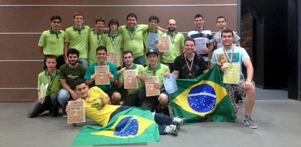 Delegação de universitários brasileiros que participaram de competição na Bulgária 