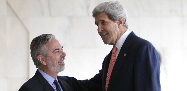 Patriota (esq.) cumprimenta Kerry no Itamaraty, em Brasília: sem recuo dos EUA