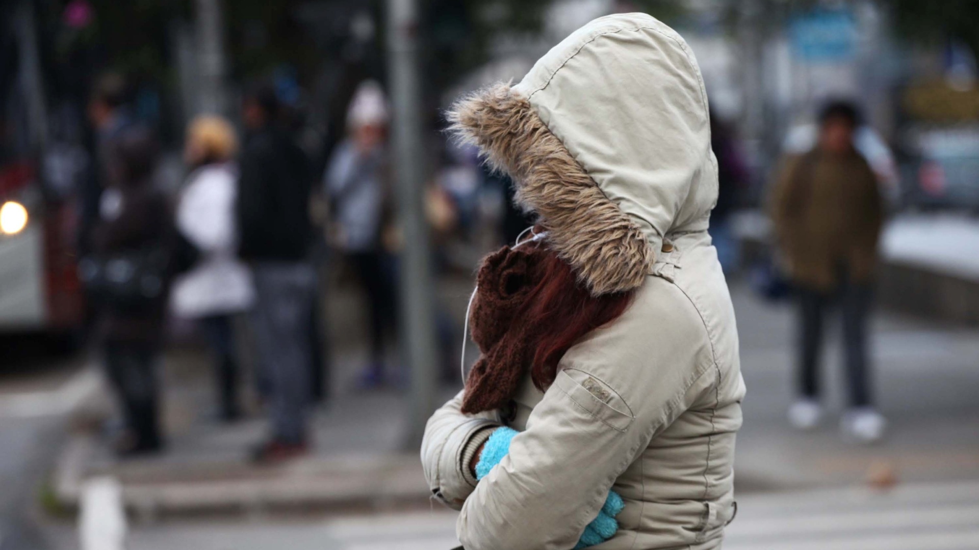 15ago2013---pedestre-enfrenta-forte-frio