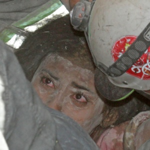 Jaqueline Silva no momento em que foi resgatada dos escombros de sua casa, na Brasilândia, zona norte