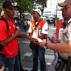 Homem é multado no Rio de Janeiro no primeiro dia do programa "Lixo Zero", no dia 20 de agosto. Ele recebeu punição de R$ 157 por jogar uma bituca de cigarro no chão
