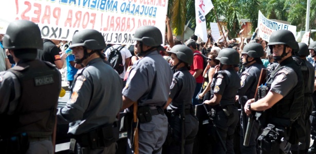 PM reforça segurança na área do prédio da Prefeitura do Rio, no centro, onde professores realizam uma manifestação