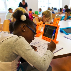 21.ago.2013 - Alunos utilizam tablets no primeiro dia de aula da primeira unidade do Colégio Steve Jobs, em Sneek, no norte da Holanda